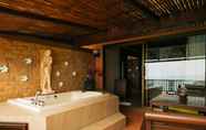 ห้องน้ำภายในห้อง 6 Samui Bayview Resort & Spa