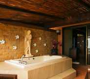 Toilet Kamar 6 Samui Bayview Resort & Spa