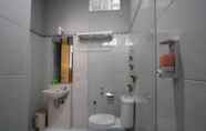 Toilet Kamar 6 Natura Rumah Singgah (Boutique Guest House)