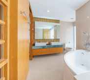 In-room Bathroom 7 Royal Beach View Suite