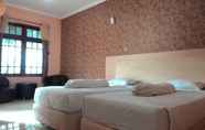 Bedroom 6 Hotel Surya Kertajaya