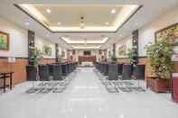 Functional Hall OYO 1090 Hotel Anging Mammiri Makassar