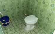 In-room Bathroom 7 Homestay Anggun 5 Gunung Bromo 
