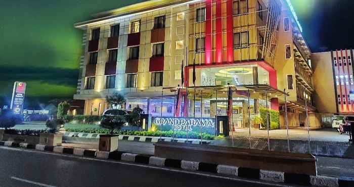 Exterior Grand Parama Hotel