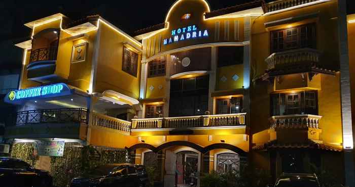 Bên ngoài Hotel Mahadria Syariah