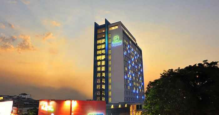 Bangunan Holiday Inn Express Surabaya CenterPoint