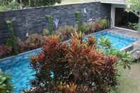 Swimming Pool Classic Room at Quite Room at Rumah Kayen Family Homestay
