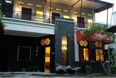 外部的 Classic Room at Quite Room at Rumah Kayen Family Homestay