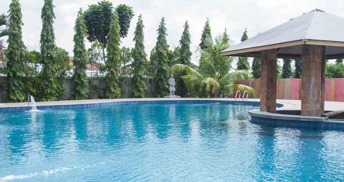 Swimming Pool Thong's Inn Hotel Kualanamu