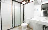 In-room Bathroom 5 De'Qur Hotel Bandung