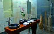 In-room Bathroom 4 Villa 6 Karang Kembar