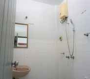 Toilet Kamar 5 Chomdoi House Hotel SHA Extra Plus