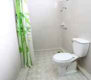 Toilet Kamar 4 Chomdoi House Hotel SHA Extra Plus