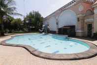 Swimming Pool Hotel Antariksa