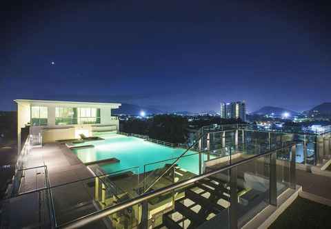 Swimming Pool The WIDE Condotel