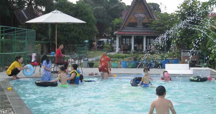 Kolam Renang Horas Family Home