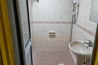 Toilet Kamar Darlene Hotel