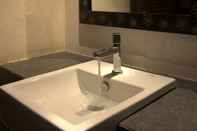 Toilet Kamar Baan Bandalay Hotel