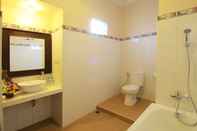In-room Bathroom Brata Inn & Cafe Ubud