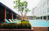 Swimming Pool 2 The Quarter Hualamphong by UHG