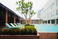 Swimming Pool The Quarter Hualamphong by UHG