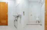 In-room Bathroom 4 OYO 741 Hotel Labuhan Raya