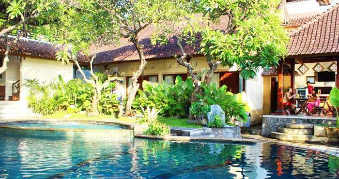 Swimming Pool Sunshine Bungalows & Restaurant Karangasem