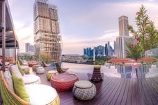 Swimming Pool Naumi Hotel Singapore