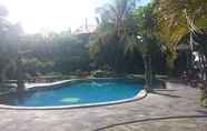 Swimming Pool 5 Batu Bolong Cottages