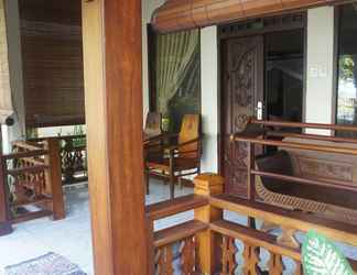 Lobi 2 Batu Bolong Cottages