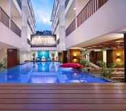 สระว่ายน้ำ 2 Fame Hotel Sunset Road Kuta Bali