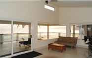 Lobi 6 Sunset Beach House