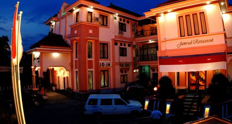 外部的 2 Grand Jamrud 1 Hotel