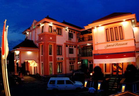 外部的 Grand Jamrud 1 Hotel