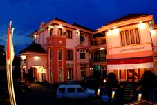 外部的 Grand Jamrud 1 Hotel