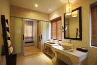 In-room Bathroom Melati Beach Resort & Spa