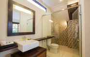 In-room Bathroom 5 Munari Suites Batubulan 