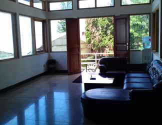 Lobi 2 Rumah Pinus Guest House