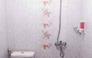 In-room Bathroom 6 D'Inn Rungkut Juanda - Surabaya