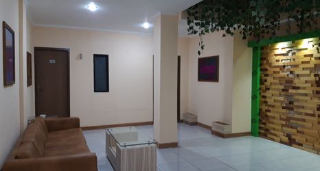 Lobby 2 RedDoorz near Istana Plaza 2