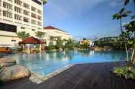 สระว่ายน้ำ Hotel Sutan Raja Manado