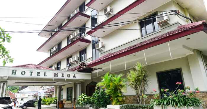 Bangunan Hotel Mega Proklamasi