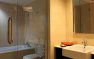 In-room Bathroom 6 Aerotel Mandalika Praya Lombok