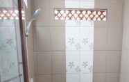 Toilet Kamar 4 Hotel Adis Syariah