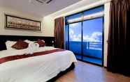 Kamar Tidur 2 J Suites Hotel