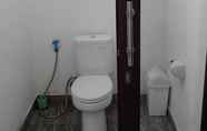 Toilet Kamar 4 Dermaga Kelayang Cottages