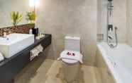 In-room Bathroom 6 Park Avenue Changi 