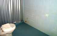 Toilet Kamar 5 Tapee Hotel