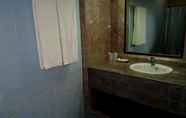 Toilet Kamar 6 Tapee Hotel