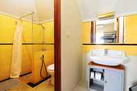 Toilet Kamar The Attic Bed & Breakfast